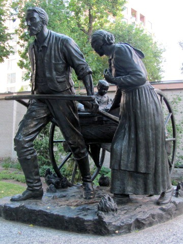 Mormon pioneer handcart statue